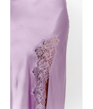 Camisón de satén violeta visto de lado